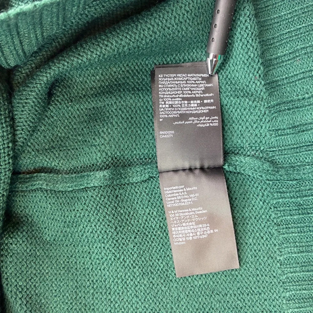 H&M Ladie's Forrest Green Crew Neck Slightly Cropped, Oversized Sweater